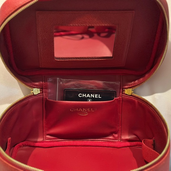 CHANEL Vanity-Cosmetic Case/ Red Caviar - Picture 6 of 10